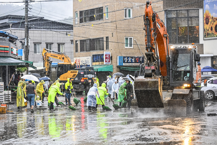 17일 오후 대구 북구 노곡동 침수 피해 지역 복구 작업 중인 사진/출처 - 영남일보