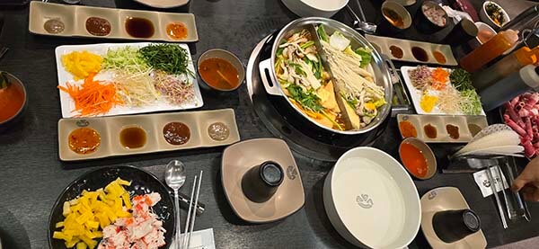 세팅된 샤브샤브 테이블 한 상 차림