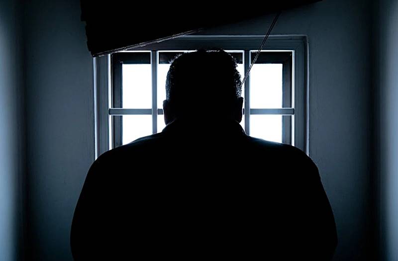 철창이있는-작은-창문으로-밖을-바라보는-사람의-뒷모습