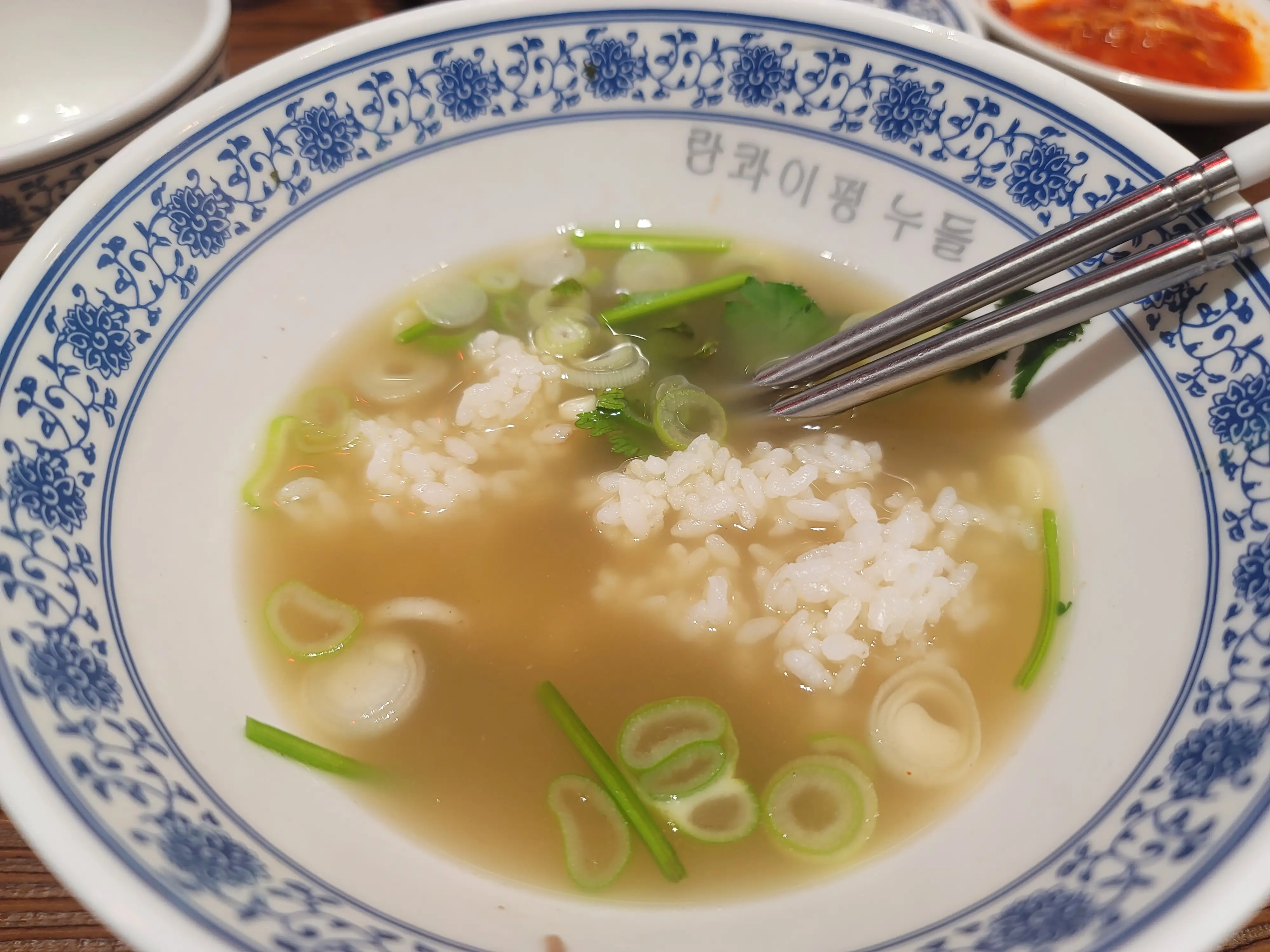 우육면 국물에 밥을 만 사진