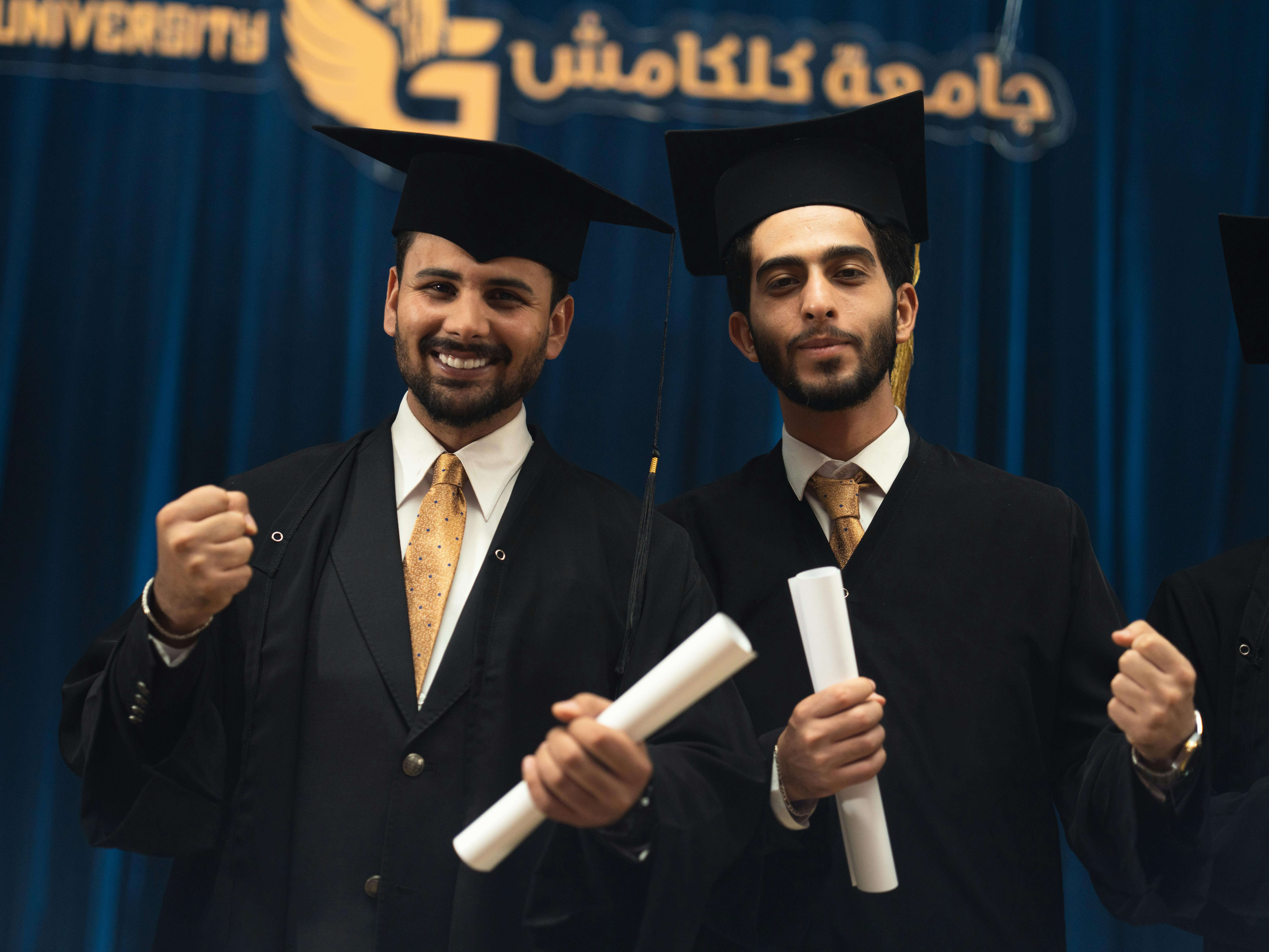 대학 졸업생들이 웃으며 화이팅을 외치는 모습