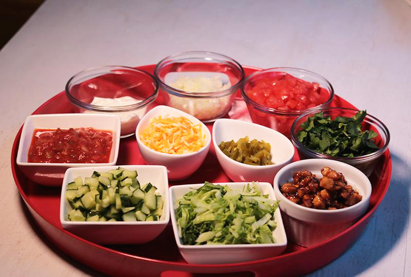 타코 만들기 토핑들- 오이, 겨자채, 닭볶음, 고수, 토마토, 치즈, 살살, 양파, 할라피뇨, 사워크림