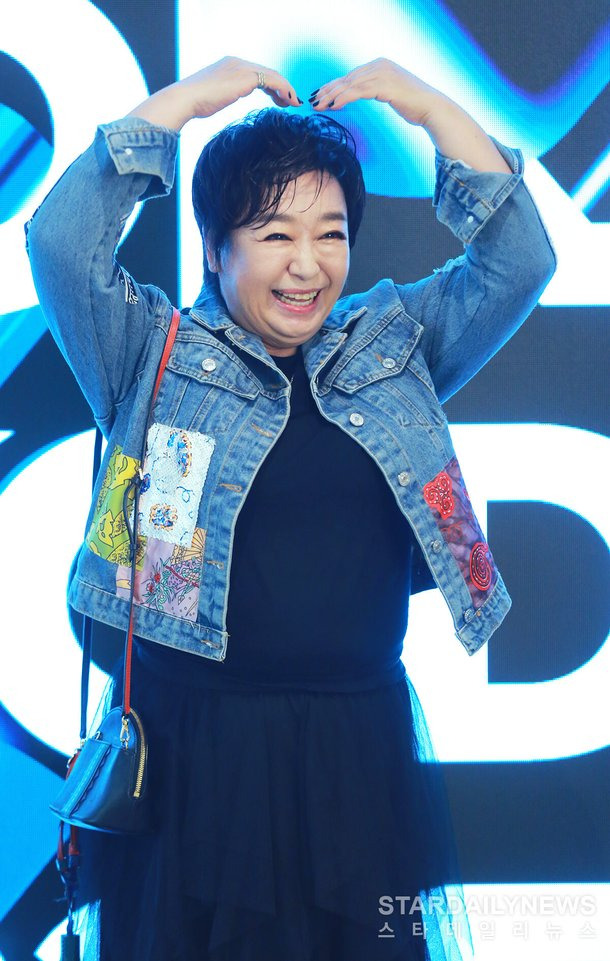 혜은이가 파란 의상을 입고 머리 위로 하트 모양을 만든 모습