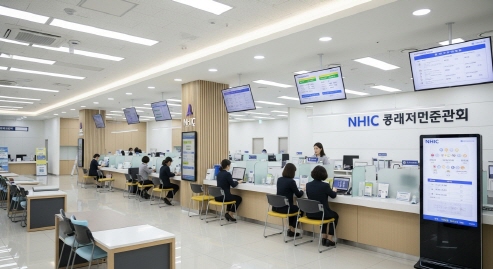 지사 내부 모습&amp;#44; 창구와 의자 등