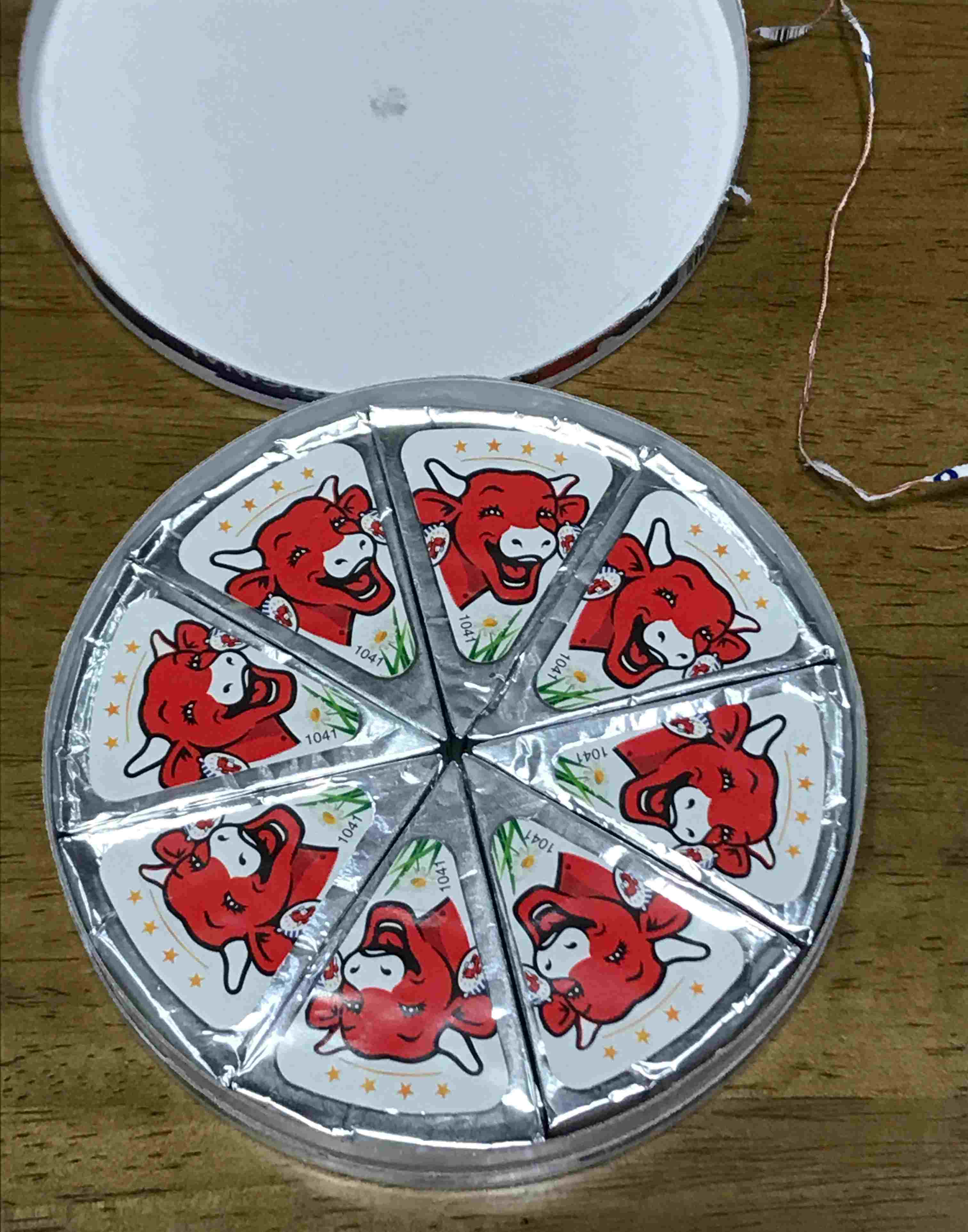 래핑카우 포션치즈 8조각이 개별포장되어 들어있는 모습