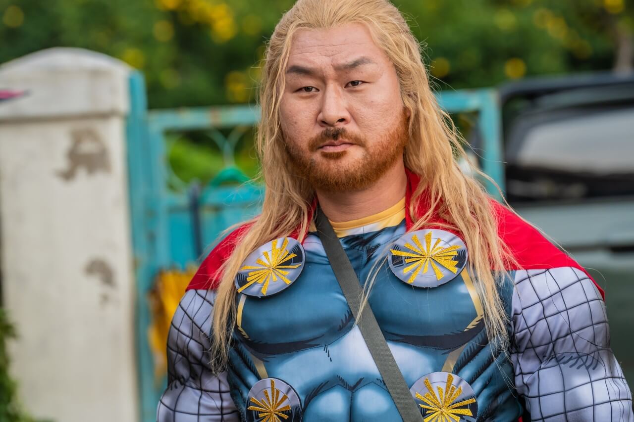 놀이공원에 가기 위해 토르 코스프레 분장을 하고 나타난 동배