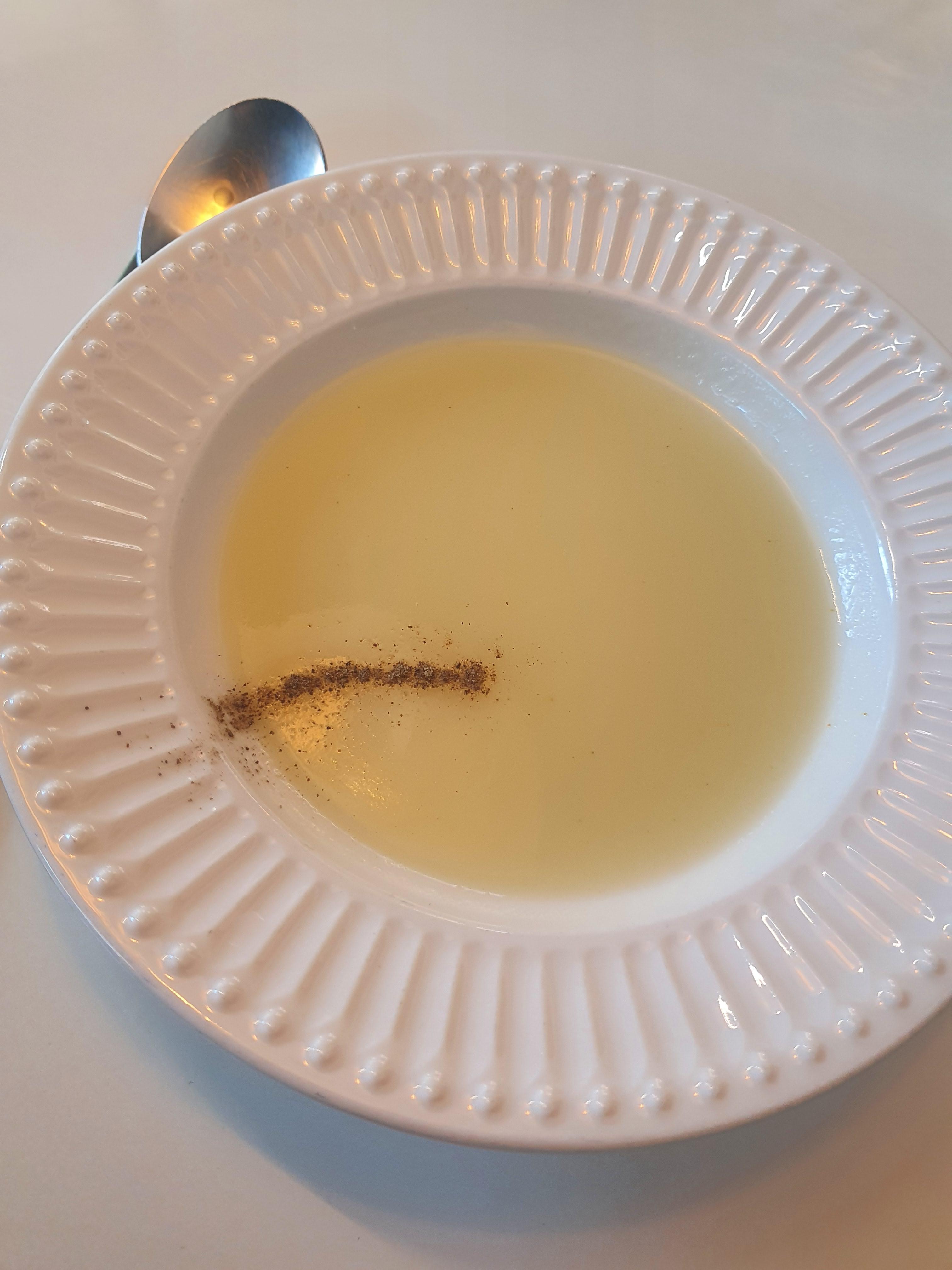 갈마동 치즈가스 맛집 식전스프 후추뿌려서