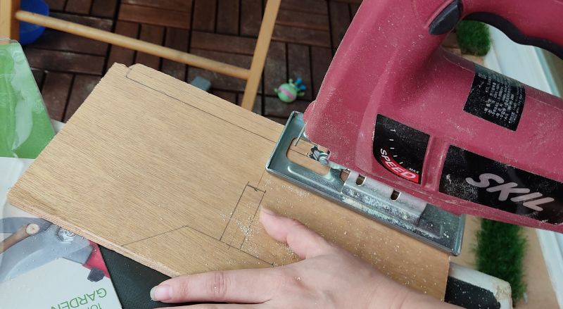 연필선을 따라 직소기를 이용하여 잘라내는 모습