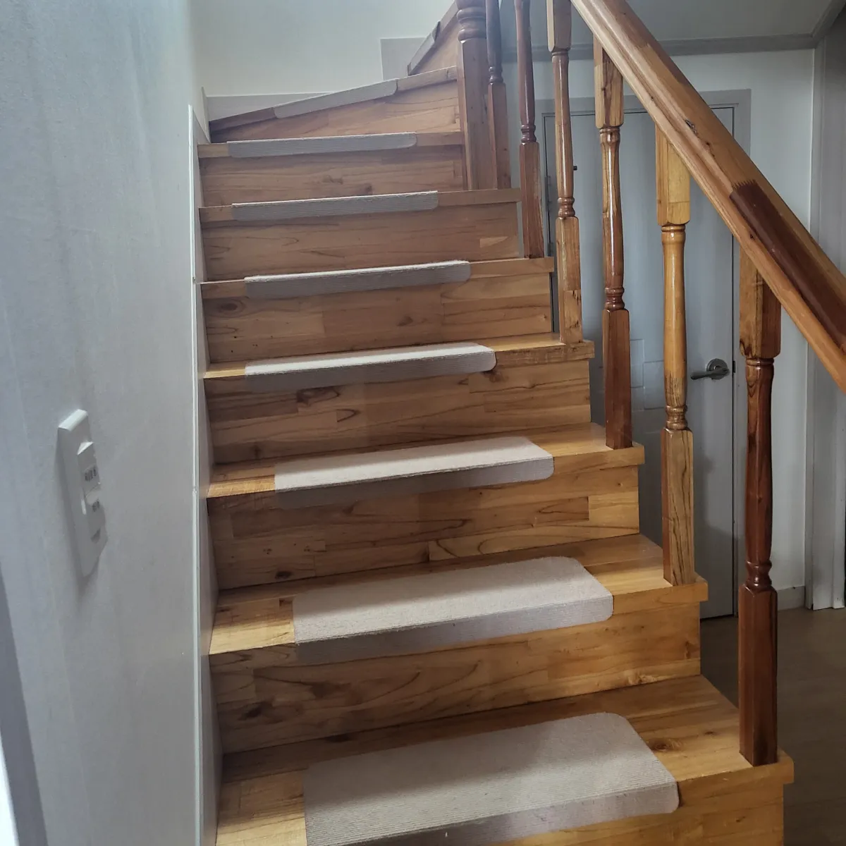 2층으로-올라가는-계단의-모습