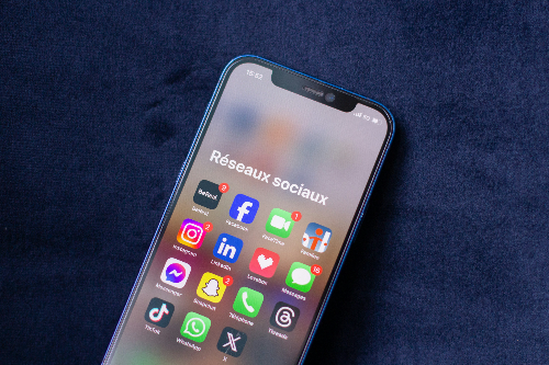 많은 앱 들에 떠있는 빨간색 알림 숫자들. 출처 : Unsplash