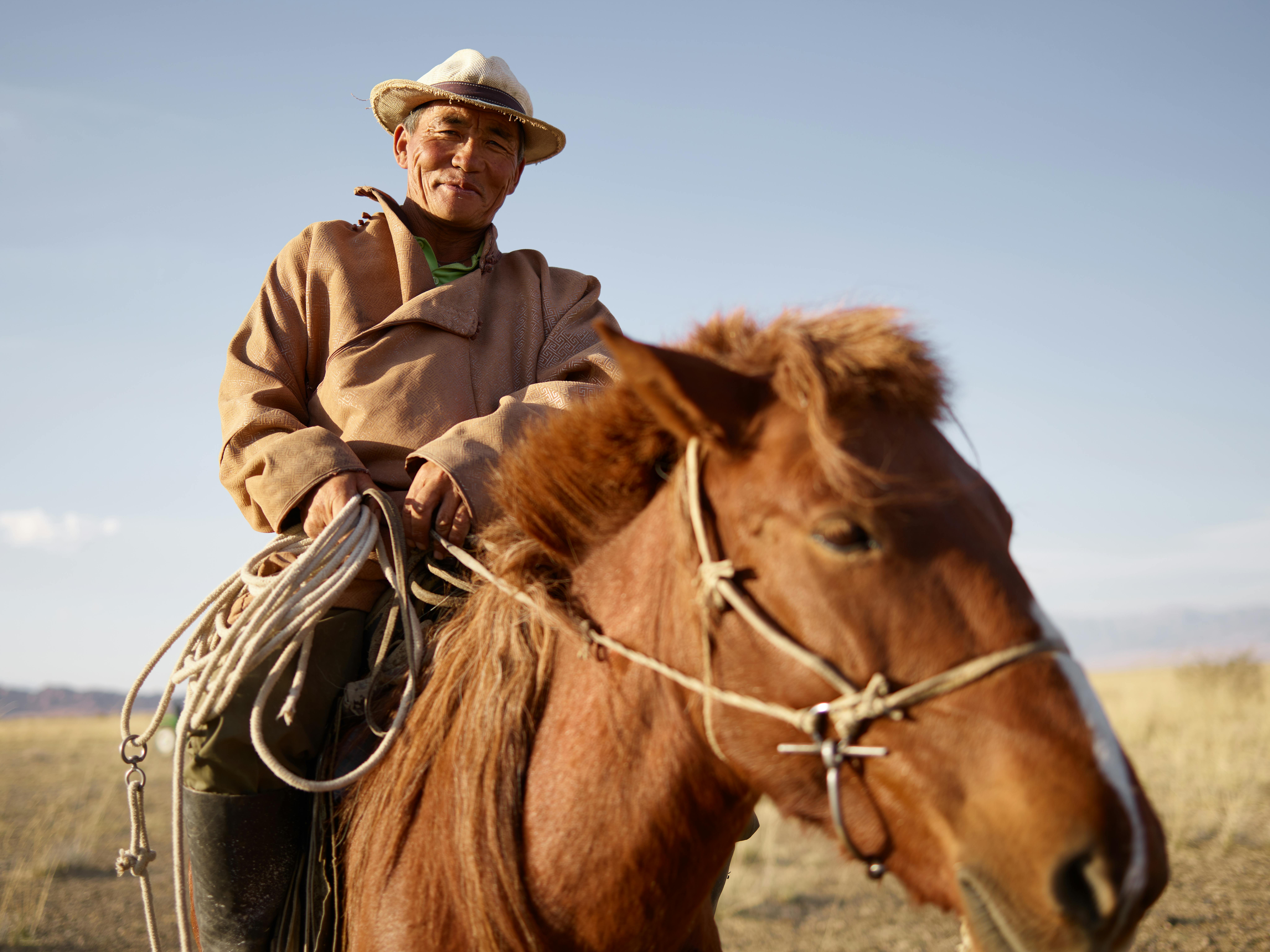 할머니가 미소 지으며 말 거는을 상징하는 이미지