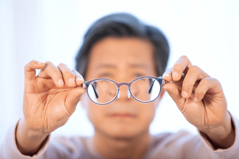 노안으로-앞이-침침한-중년-고령자-사진