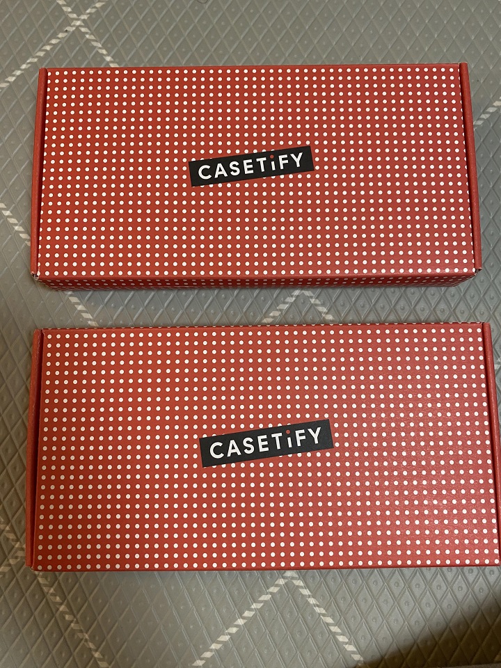 빨간색-포장지-속-핸드폰-케이스