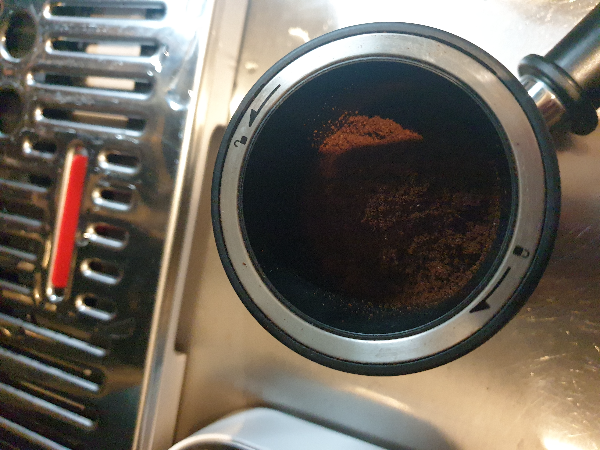 드롱기 라스페셜리스타 아르떼(La Specialista ARTE) 반자동 커피 머신_추출_분쇄된 원두 평탄화