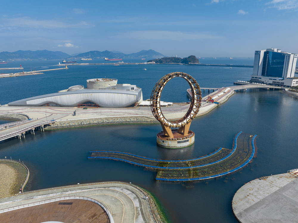 녹색성장은 경제적 성장과 환경 보호의 조화를 추구하는 개념으로, 지속 가능한 발전과 자원 효율성을 이루는 방향으로 사회와 경제를 변화시키는 전략적 접근입니다.