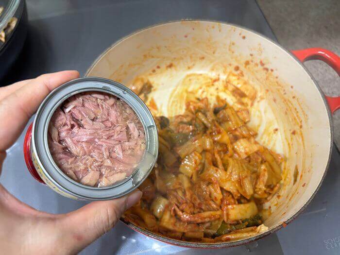 냄비에 참치 캔 넣은 사진