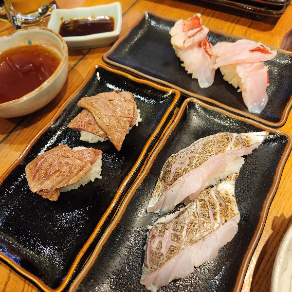 테이블 위에 3종 스시가 올려져 있다. 와규, 킨메다이, 노도구로 이렇게 셋