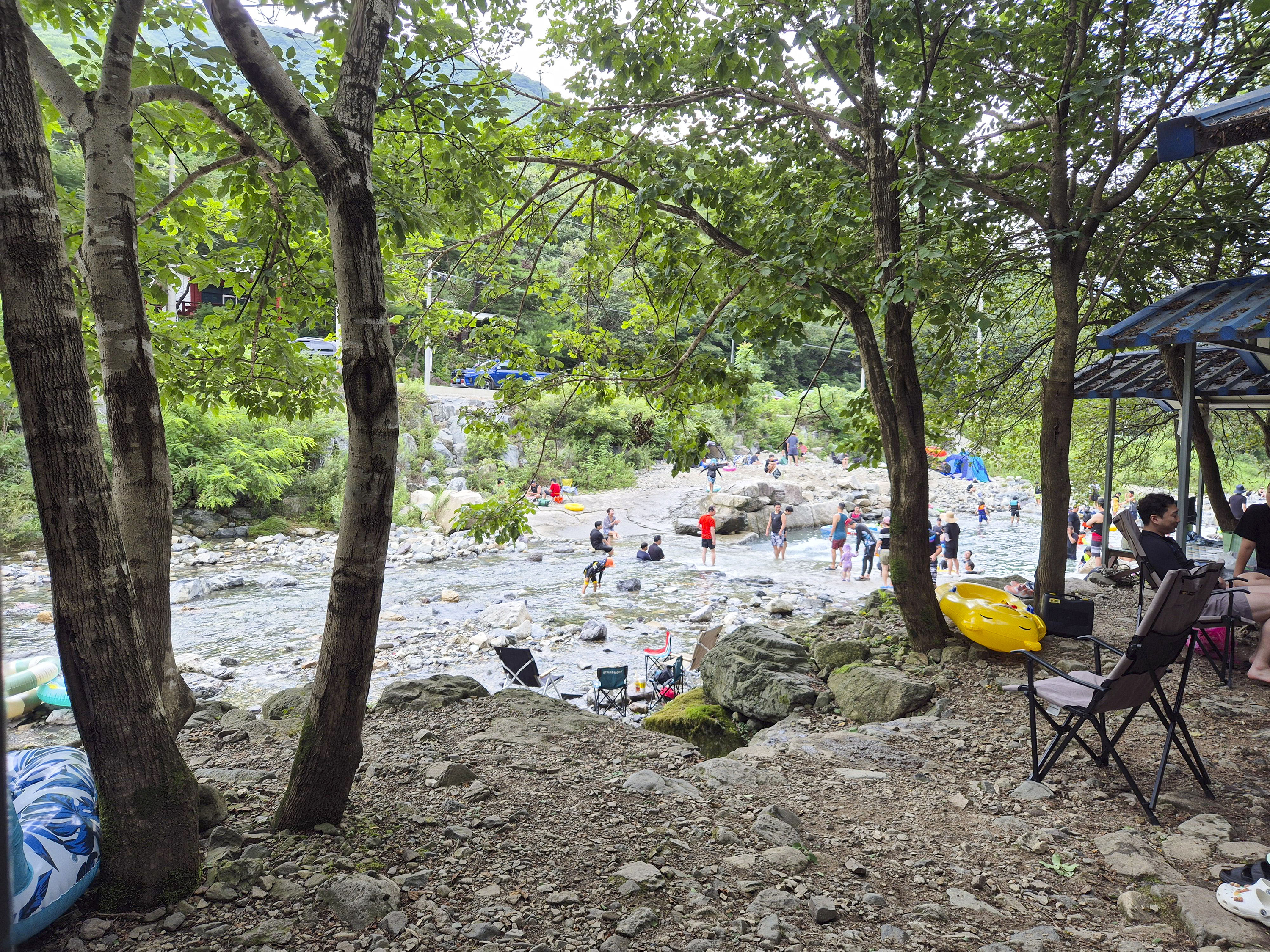사람들이 다이빙을 하기도 하는 계곡의 모습
