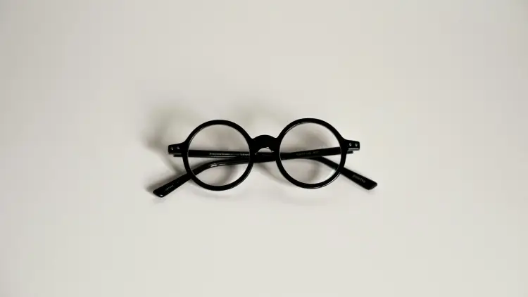 둥근 모양의 검은색 플라스틱 안경테