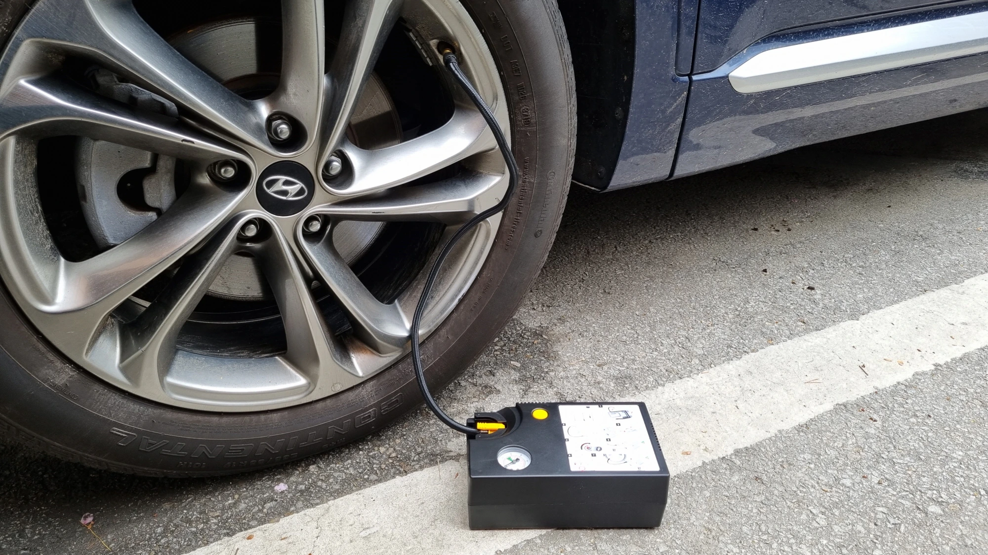 자동차 타이어 공기압 확인하는 모습