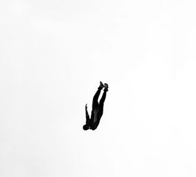 출처: unsplash / 날다가 떨어지는 사람 사진