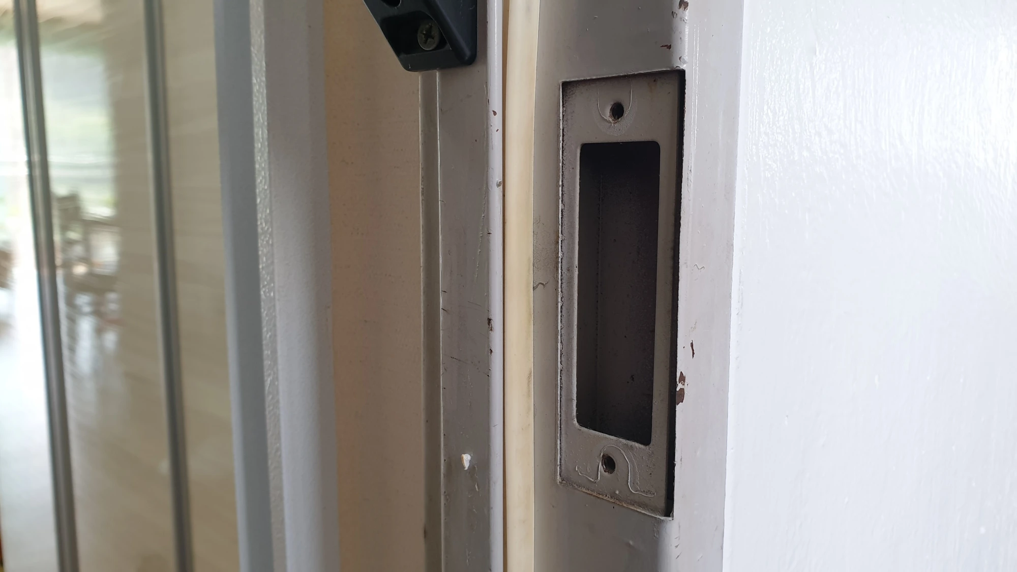 문틀 부품 뗀 모습