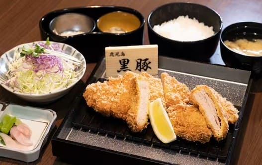 테이블위에 샐로드와 돈까스가 올라가 있다.