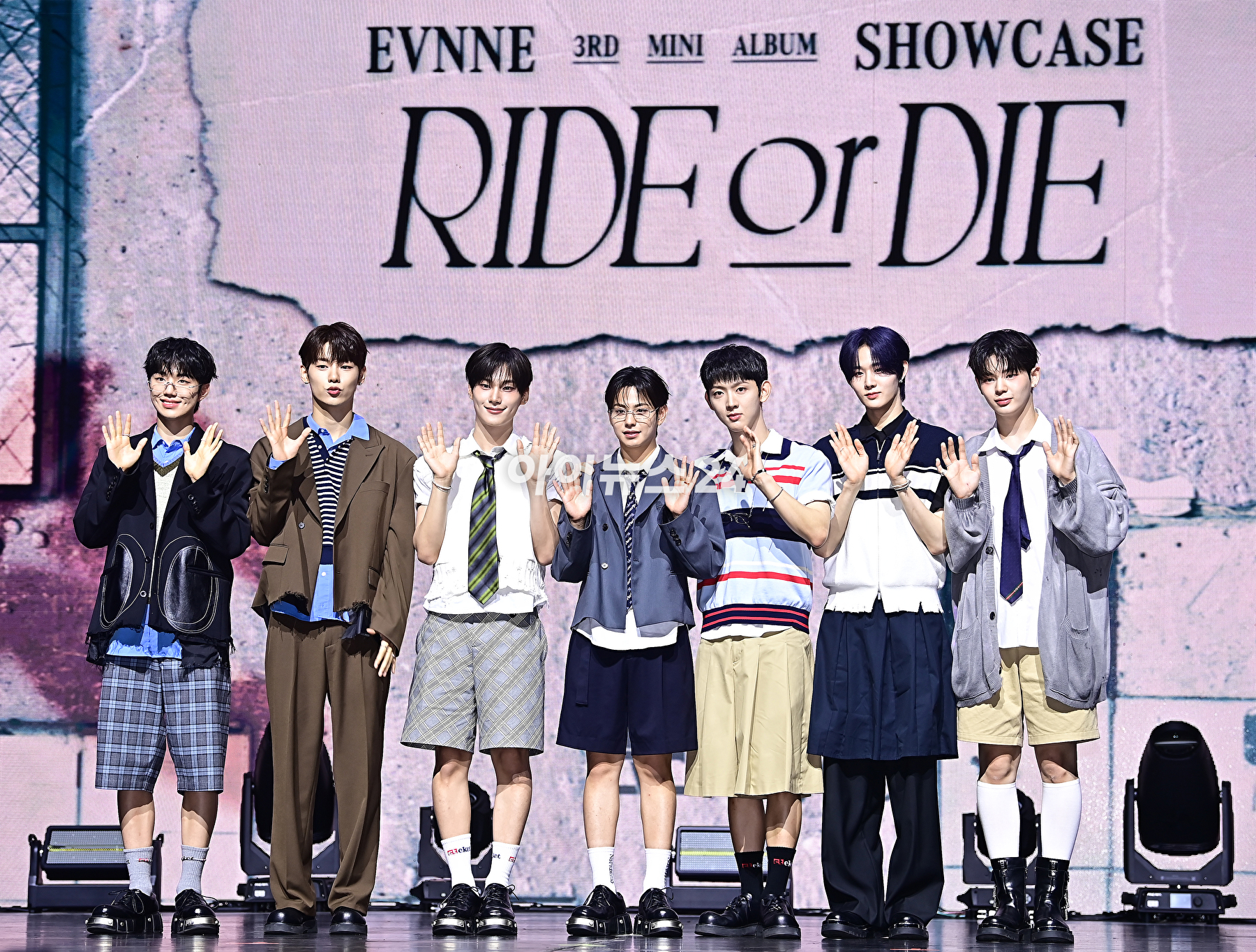 보이그룹 이븐(EVNNE)이 17일 오후 오후 서울 광진구 예스24 라이브홀에서 열린 세 번째 미니앨범 '라이드 오어 다이' 쇼케이스에서 포토타임을 갖고 있다. [사진=곽영래 기자]