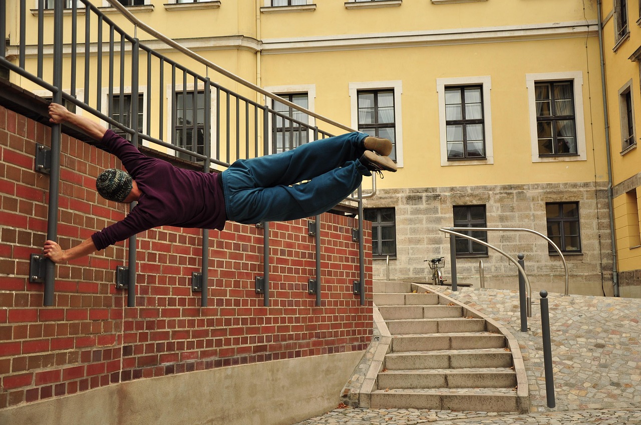 parkour 운동중인 남성 사진 첨부
