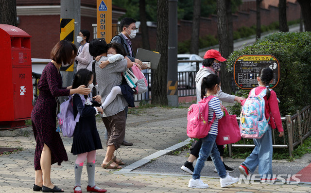 공무원 육아시간 ‘8세·초등2 이하’로 확대…내달 2일부터 시행