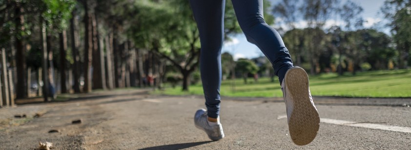 달리는 사람의 뒷모습의 다리부분을 위주로 찍은 사진