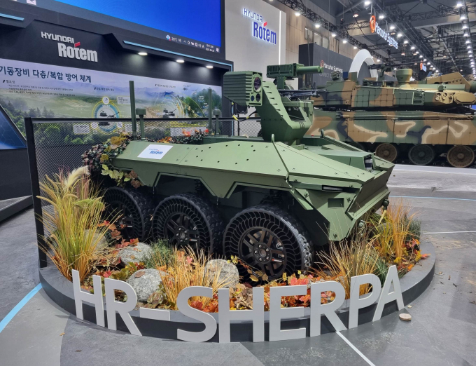 국타이어 아이플렉스 (i-Flex)를 장착한 현대로템의 다목적 무인차량