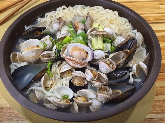 생생정보 장사의 신 수원 대왕 조개칼국수 맛집 조마담칼국수 수원행궁동본점
