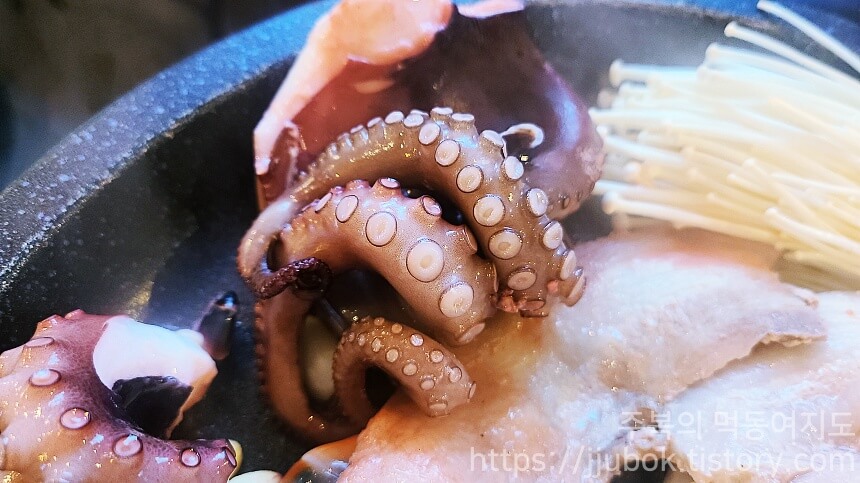 돌문어상회-돌문어삼합-토핑-돌문어