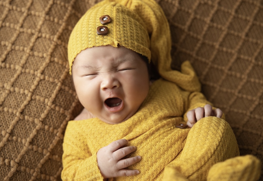 신생아 딸꾹질과 관련된 사진