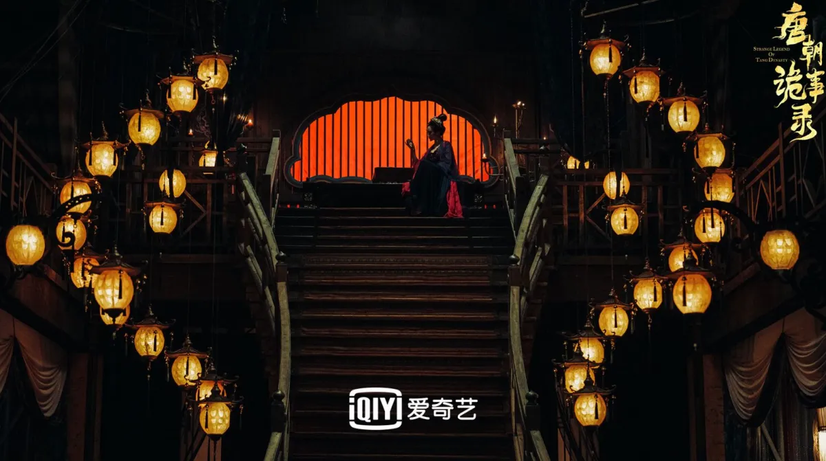 화면-미장센에-신경쓴-당조궤사록-어두운-곳에-여러개의-등불