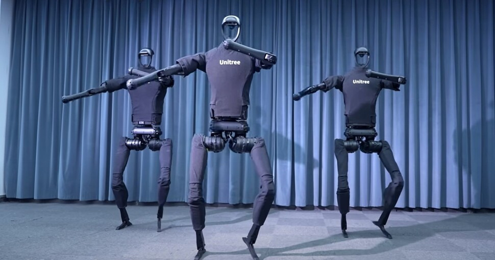 중국 로봇회사 유니트리의 휴머노이드 로봇은 중국의 시대가 열릴 것이라는 메시지를 주고 있다. 유니트리 휴머노이드 로봇들이 춤을 추고 있다. 유니트리 유튜브 갈무리