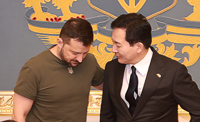 국토교통부는 한국 재건협력단과 우크라이나 정부가 공동으로 우크라이나 수도 키이우 현지에서 &lsquo;한-우 재건협력 포럼&rsquo;을 열어 양국 정부가 중점 추진할 6대 프로젝트를 발표했다고 밝혔다. 사진은 젤렌스키 우크라이나 대통령과 대화 나누는 원희룡 국토부 장관.