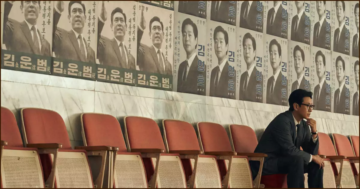 선거벽보판 앞에 앉아 고심하는 전략가 서창대