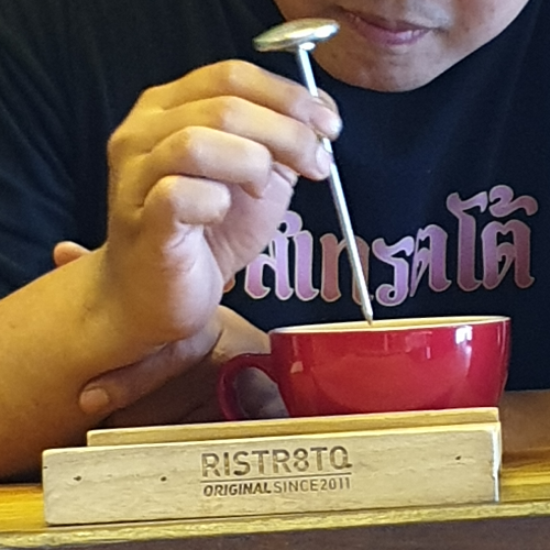 치앙마이 카페 투어 ③ : 님만해민의 핫한 카페들 (Ristr8to Original)_라테 아트 중인 직원