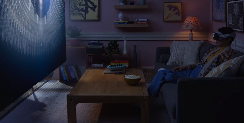 알트태그-비전 프로 착용하고 영화 감상 중