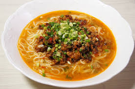 탄탄면이 하얀색 그릇에 담겨있는 사진