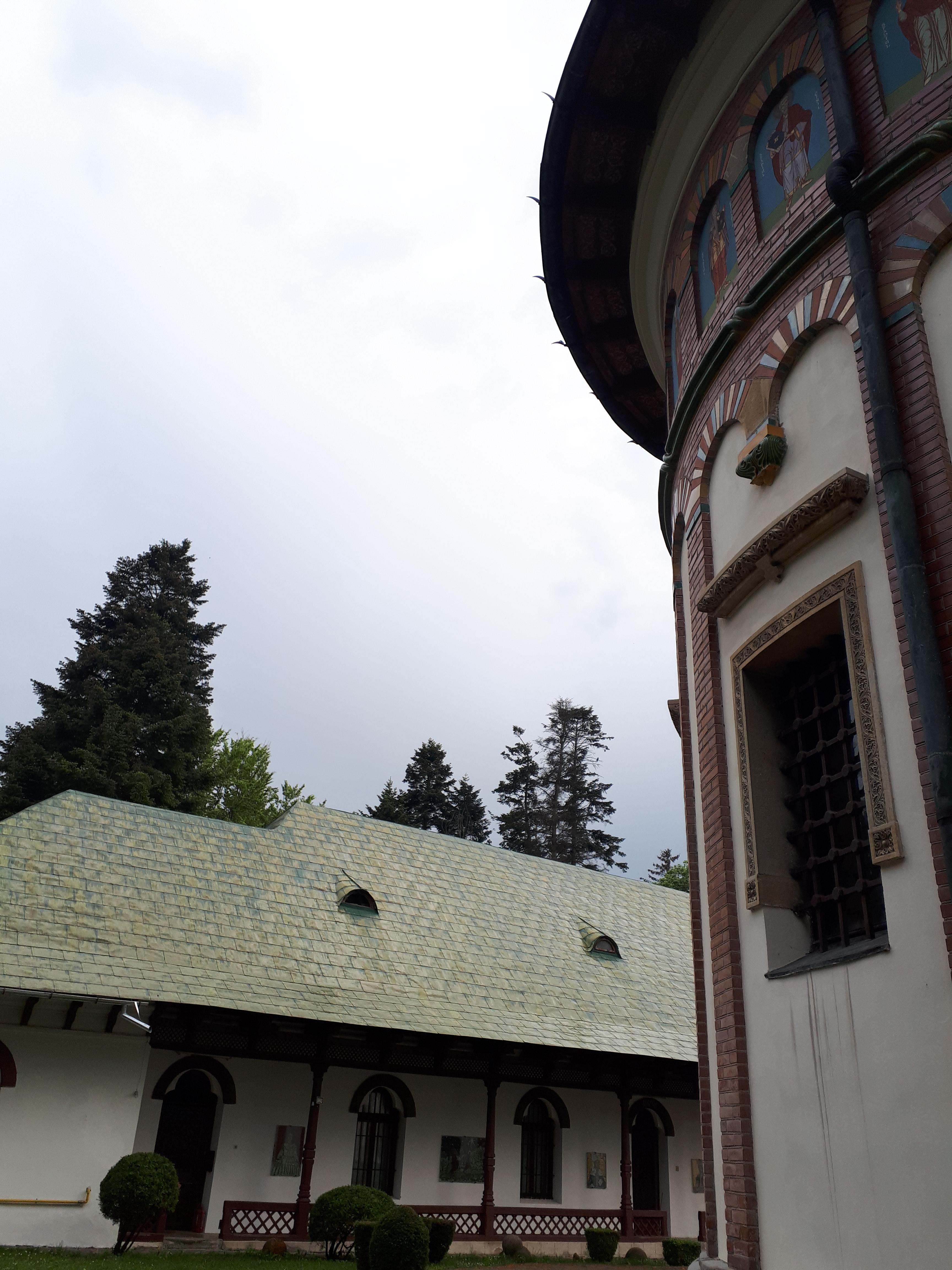 루마니아 시나이아 수도원 신교회 너머