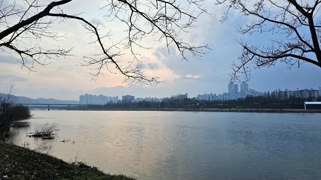 경남 진주 남강변 산책로에서 바라본 강 건너 풍경과 저녁 노을