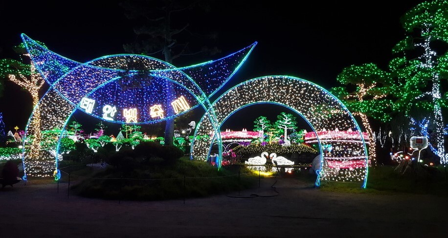 태안 빛축제는 365일 연중무휴로 진행하고 있습니다. 충청남도 최초로 화려하게 조명으로 야간 볼거리를 제공하고 있습니다.