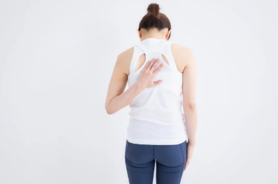 어깨가 결린 여성