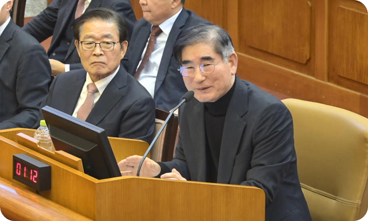 김용현 전 국방부 장관이 2025년 1월 23일 서울 종로구 헌법재판소에서 열린 윤석열 전 대통령 탄핵심판 4차변론에 증인으로 출석해 답변하던 중 웃음 짓고 있다. 헌법재판소 제공