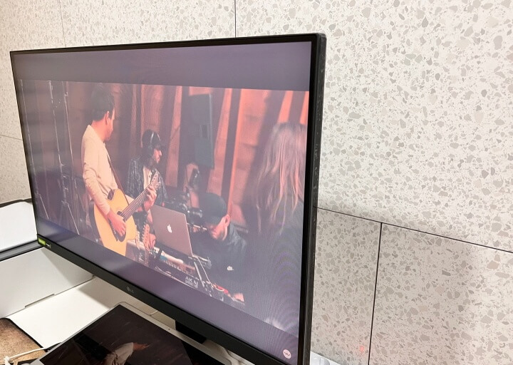 모니터 옆면 및 베젤