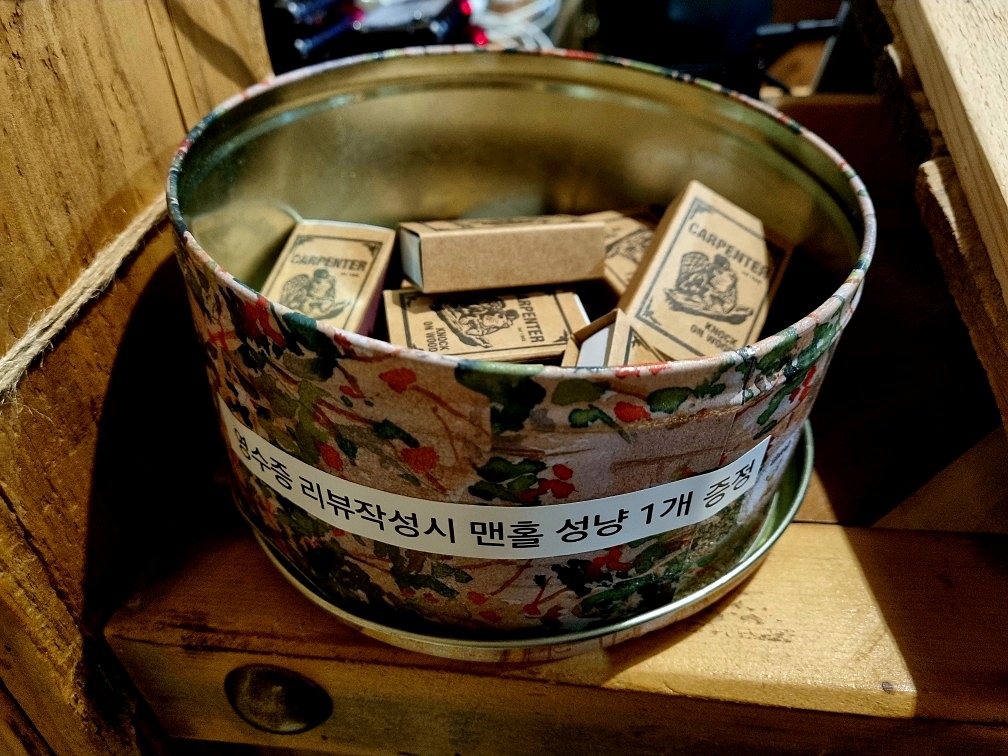 서울 북카페 맨홀커피 웨스턴 책방 – 영등포에서 즐기는 미국 서부 크리스마스 감성