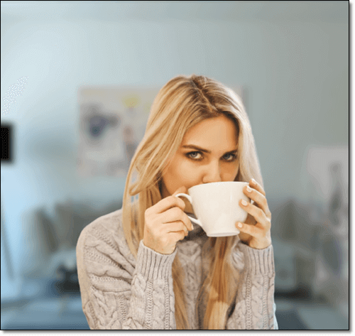 칡꽃 차 마시는 여성